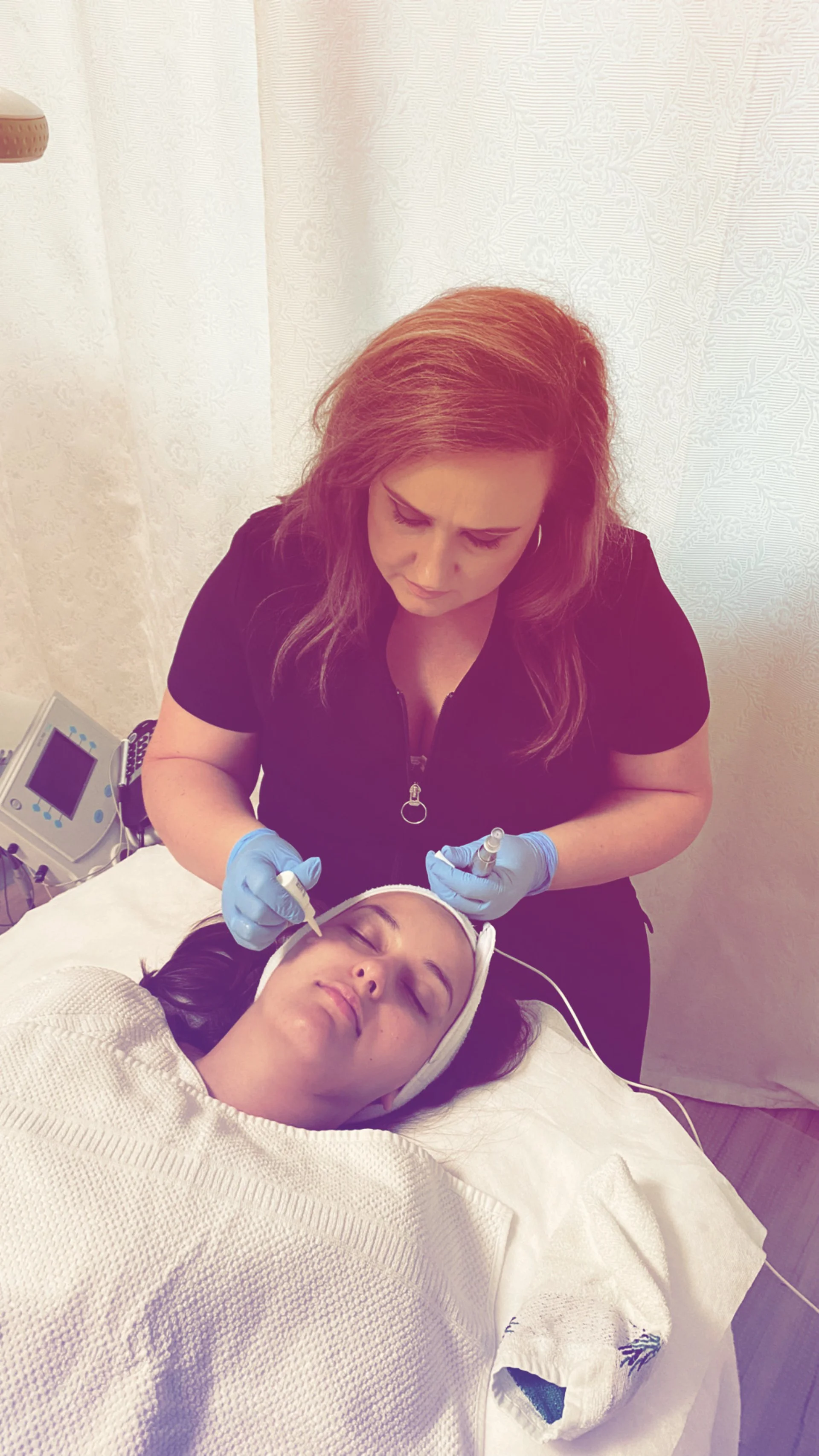 Lena Fuchs bei einer Gesichtsbehandlung im Studio