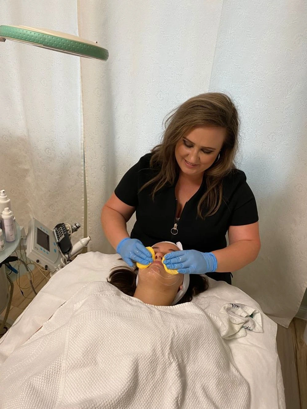 Lena Fuchs bei einer Behandlung im Kosmetikstudio