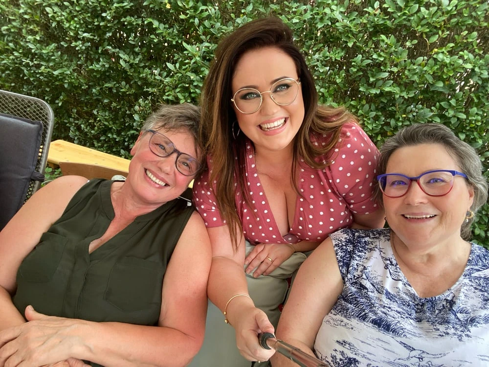 Lena Fuchs mit zufriedenen Kundinnen